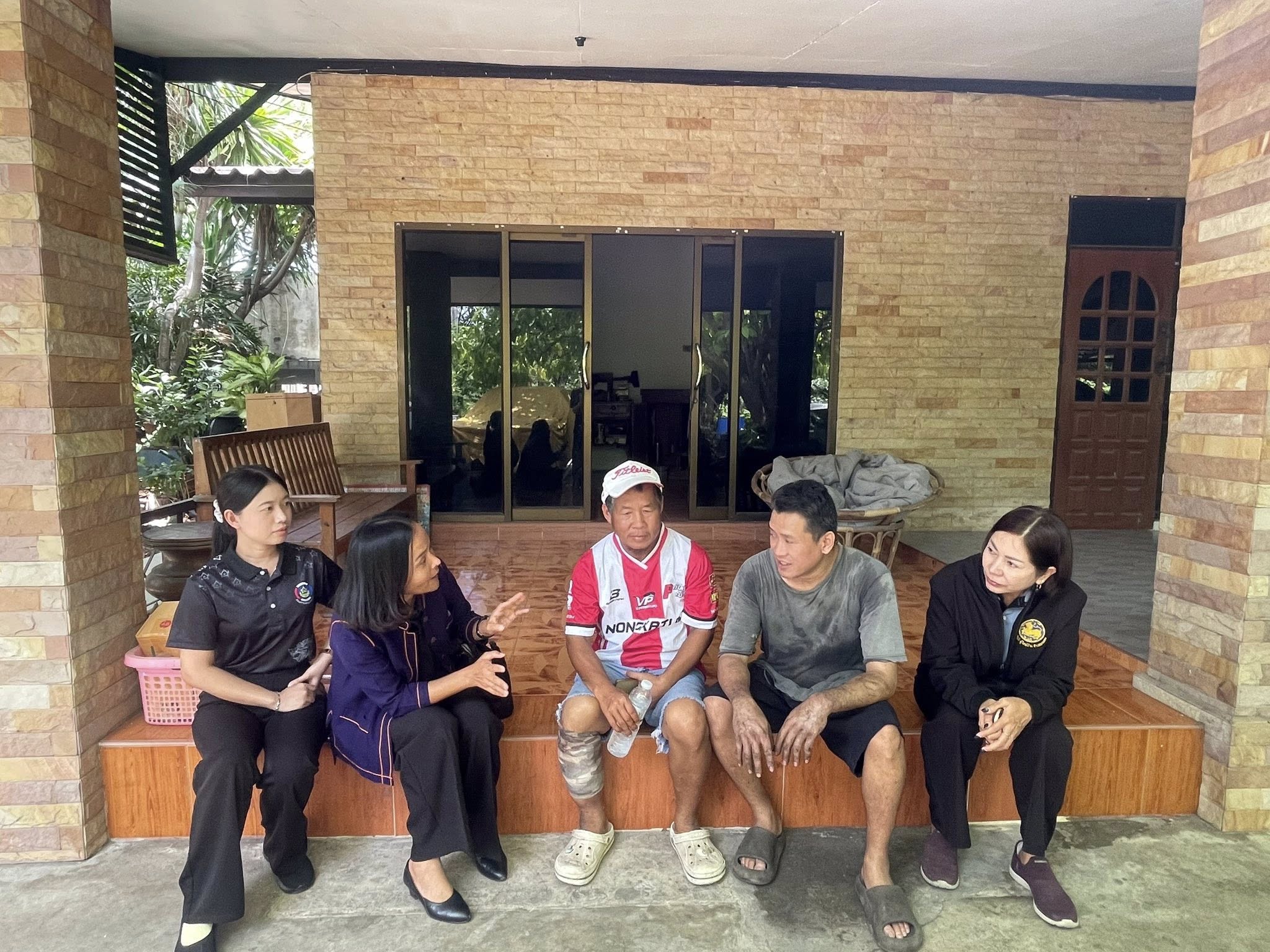 สำนักงานพัฒนาชุมชนอำเภอพานทอง ติดตามเยี่ยมเยียน และสร้างความเข้าใจการขึ้นทะเบียนศูนย์เรียนรู้ทฤษฎีใหม่ รูปแบบ "โคก หนอง นา" อำเภอพานทอง