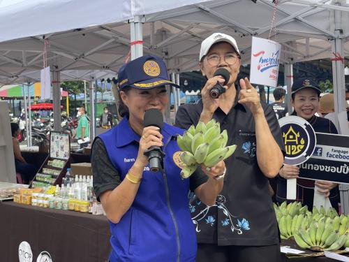 พัฒนาชุมชนพานทอง ผลักดันผู้ประกอบการ OTOP กลุ่มสัมมาชีพ และครัวเรือนโคก หนอง นา เข้าร่วมจำหน่ายสินค้า ในกิจกรรม "ตลาดไทยช่วยไทย"